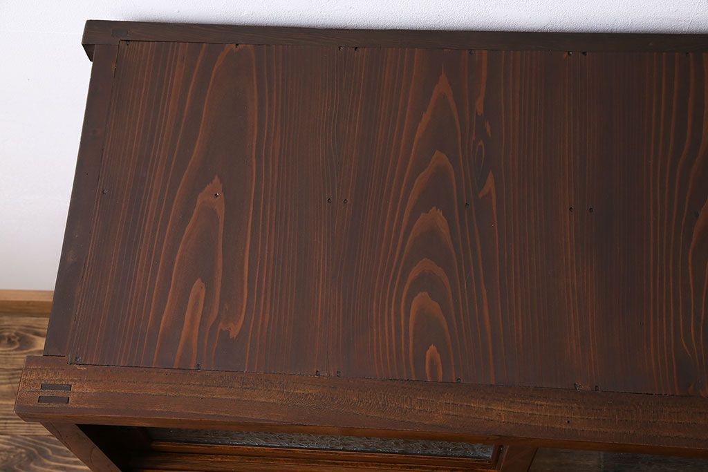 アンティーク家具　和製アンティーク　前面ケヤキ材　結霜ガラスがおしゃれな脚付きキャビネット(収納棚)