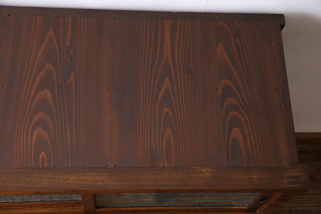 アンティーク家具　和製アンティーク　前面ケヤキ材　結霜ガラスがおしゃれな脚付きキャビネット(収納棚)