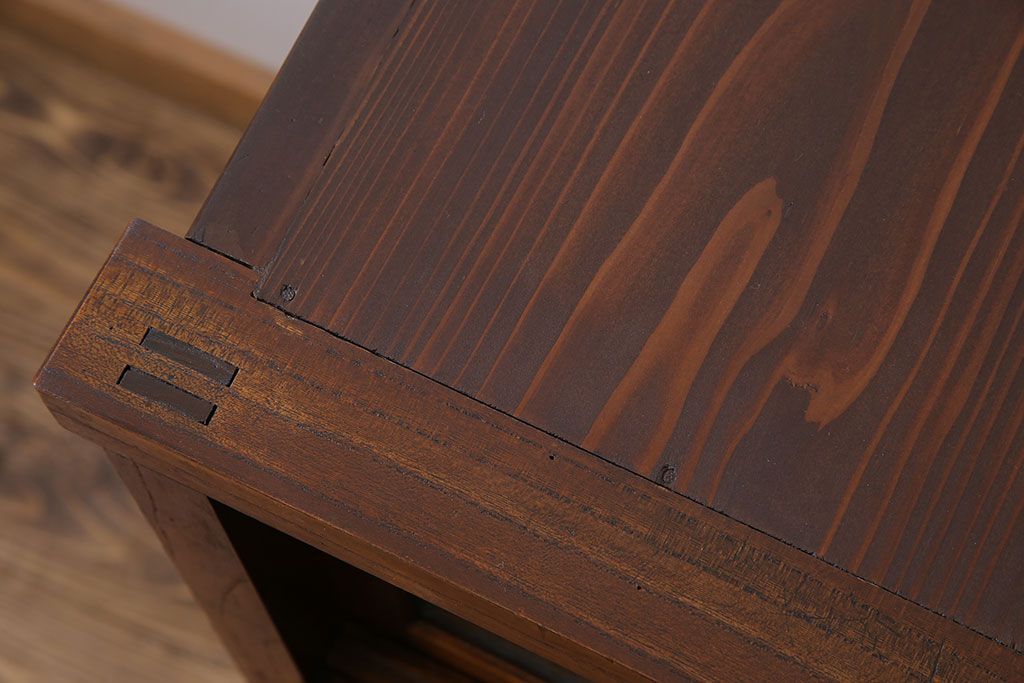 アンティーク家具　和製アンティーク　前面ケヤキ材　結霜ガラスがおしゃれな脚付きキャビネット(収納棚)