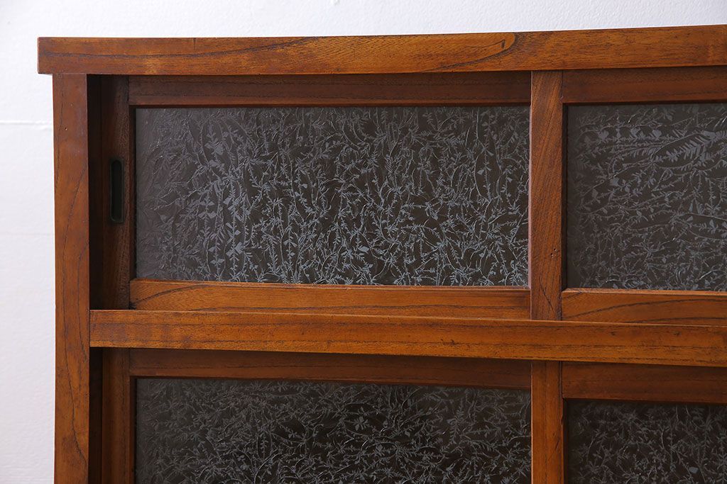 アンティーク家具　和製アンティーク　前面ケヤキ材　結霜ガラスがおしゃれな脚付きキャビネット(収納棚)