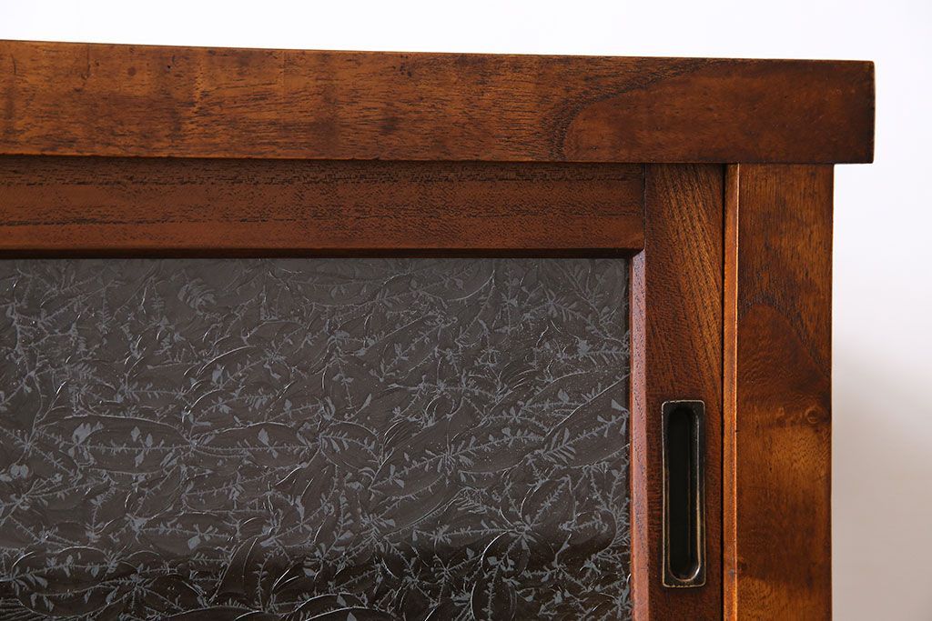 アンティーク家具　和製アンティーク　前面ケヤキ材　結霜ガラスがおしゃれな脚付きキャビネット(収納棚)