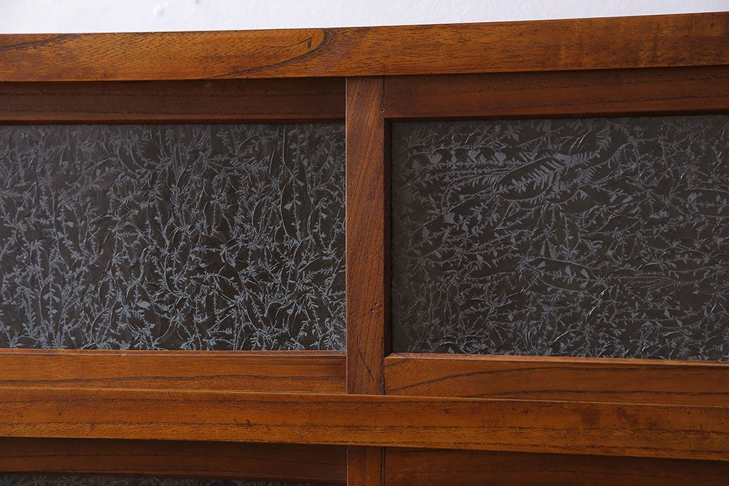 アンティーク家具　和製アンティーク　前面ケヤキ材　結霜ガラスがおしゃれな脚付きキャビネット(収納棚)