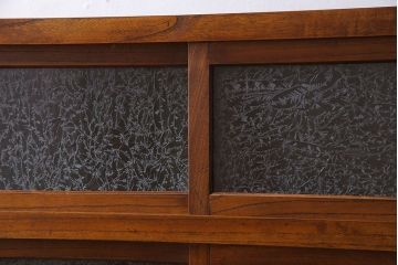 アンティーク家具　和製アンティーク　前面ケヤキ材　結霜ガラスがおしゃれな脚付きキャビネット(収納棚)