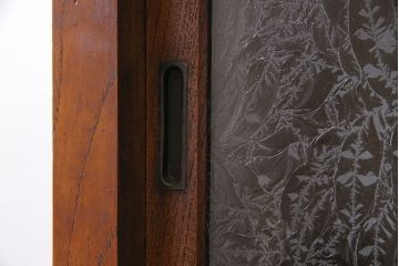 アンティーク家具　和製アンティーク　前面ケヤキ材　結霜ガラスがおしゃれな脚付きキャビネット(収納棚)