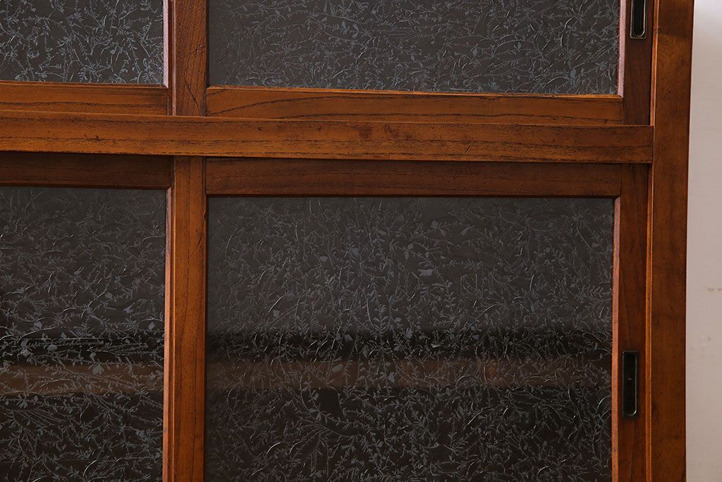 アンティーク家具　和製アンティーク　前面ケヤキ材　結霜ガラスがおしゃれな脚付きキャビネット(収納棚)