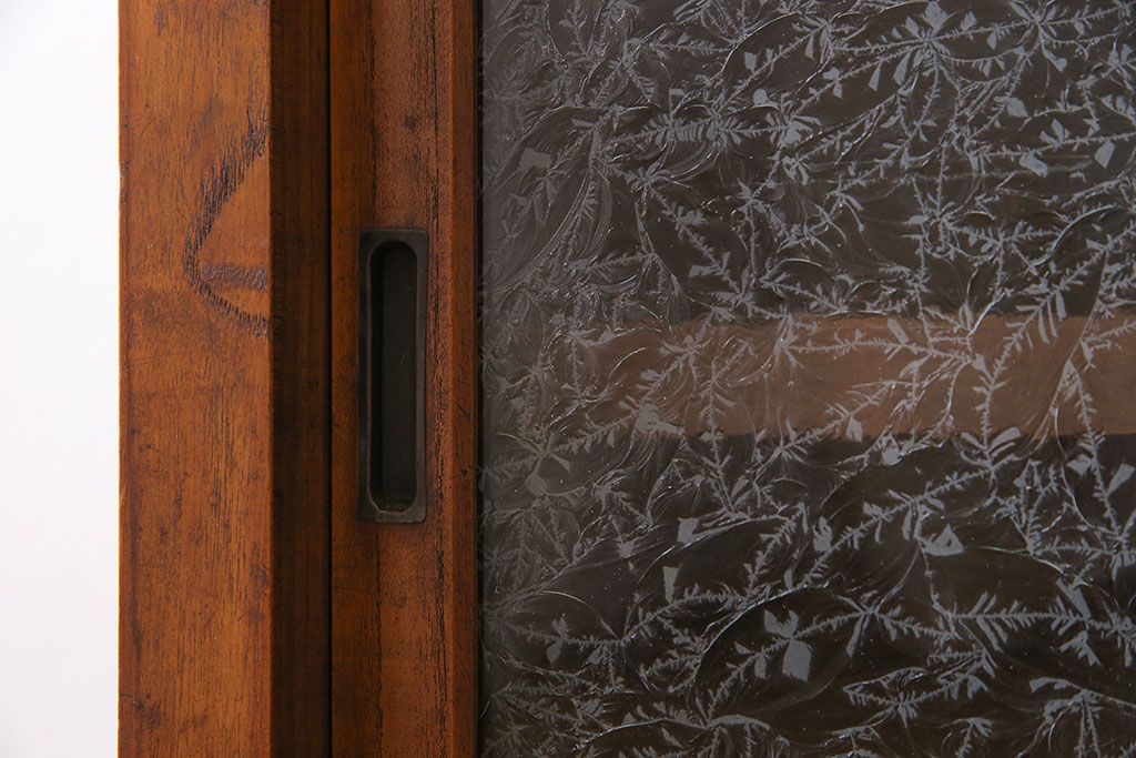 アンティーク家具　和製アンティーク　前面ケヤキ材　結霜ガラスがおしゃれな脚付きキャビネット(収納棚)