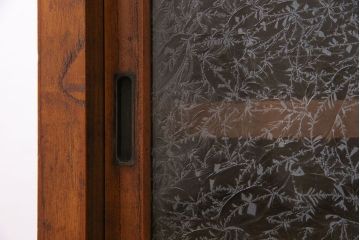 アンティーク家具　和製アンティーク　前面ケヤキ材　結霜ガラスがおしゃれな脚付きキャビネット(収納棚)