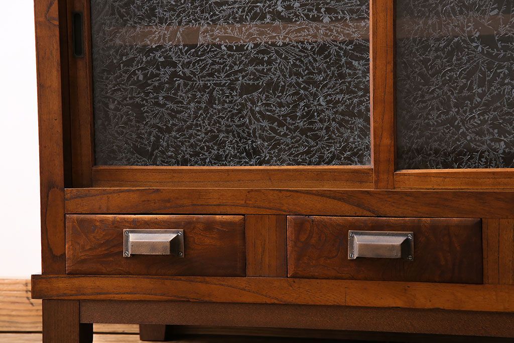 アンティーク家具　和製アンティーク　前面ケヤキ材　結霜ガラスがおしゃれな脚付きキャビネット(収納棚)