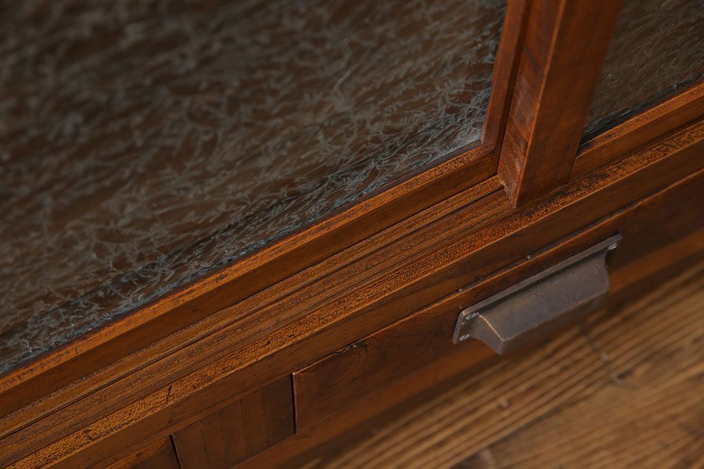 アンティーク家具　和製アンティーク　前面ケヤキ材　結霜ガラスがおしゃれな脚付きキャビネット(収納棚)