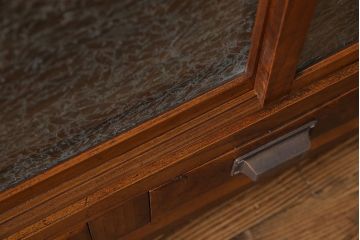 アンティーク家具　和製アンティーク　前面ケヤキ材　結霜ガラスがおしゃれな脚付きキャビネット(収納棚)