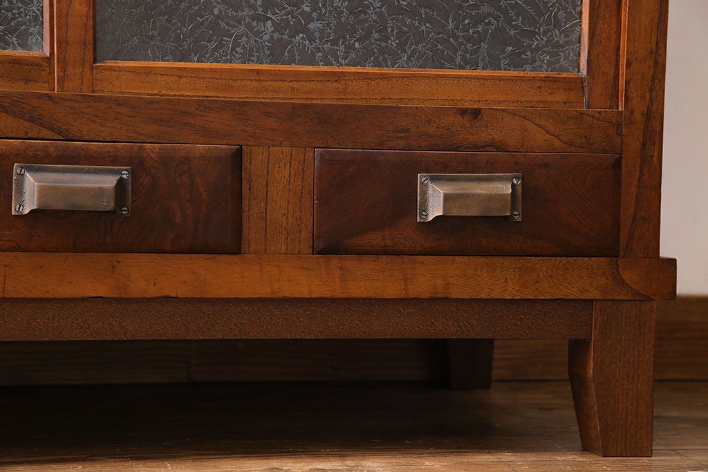 アンティーク家具　和製アンティーク　前面ケヤキ材　結霜ガラスがおしゃれな脚付きキャビネット(収納棚)