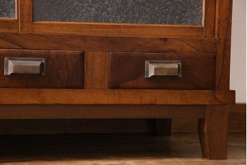 アンティーク家具　和製アンティーク　前面ケヤキ材　結霜ガラスがおしゃれな脚付きキャビネット(収納棚)