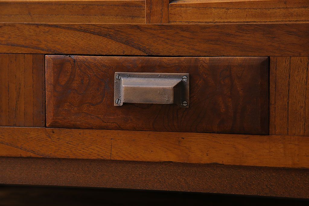 アンティーク家具　和製アンティーク　前面ケヤキ材　結霜ガラスがおしゃれな脚付きキャビネット(収納棚)