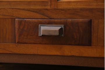 アンティーク家具　和製アンティーク　前面ケヤキ材　結霜ガラスがおしゃれな脚付きキャビネット(収納棚)