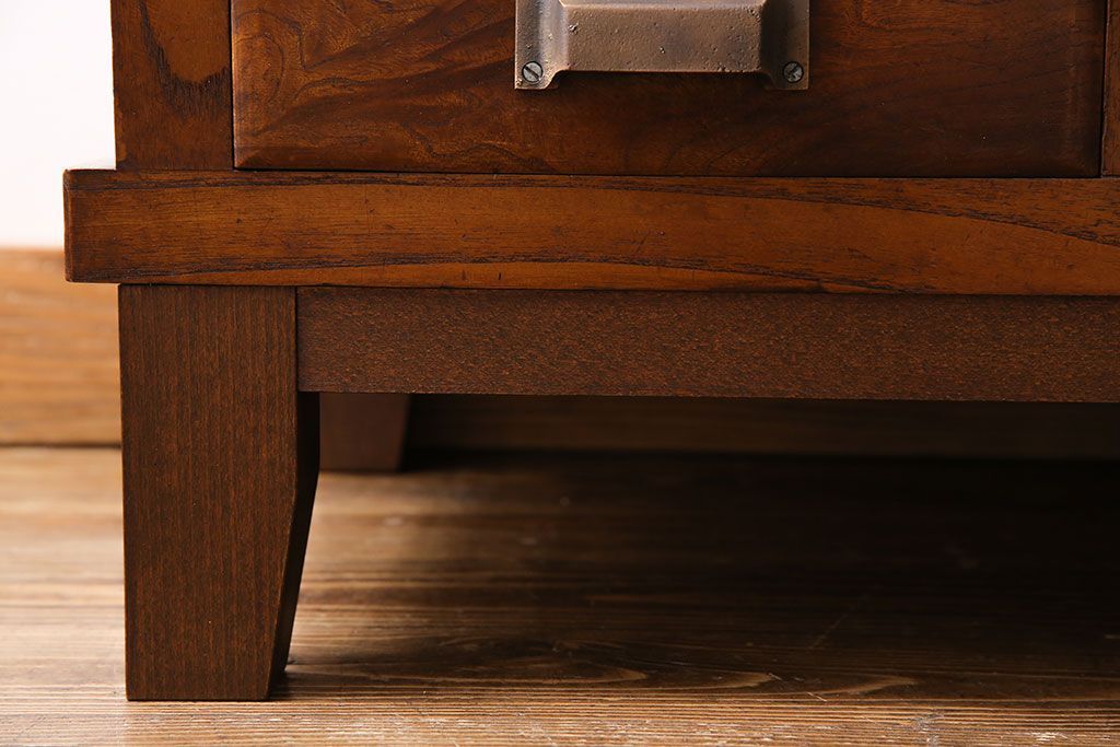 アンティーク家具　和製アンティーク　前面ケヤキ材　結霜ガラスがおしゃれな脚付きキャビネット(収納棚)