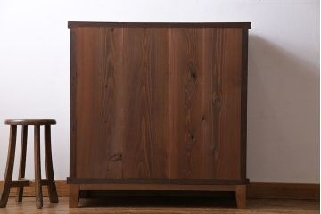 アンティーク家具　和製アンティーク　前面ケヤキ材　結霜ガラスがおしゃれな脚付きキャビネット(収納棚)