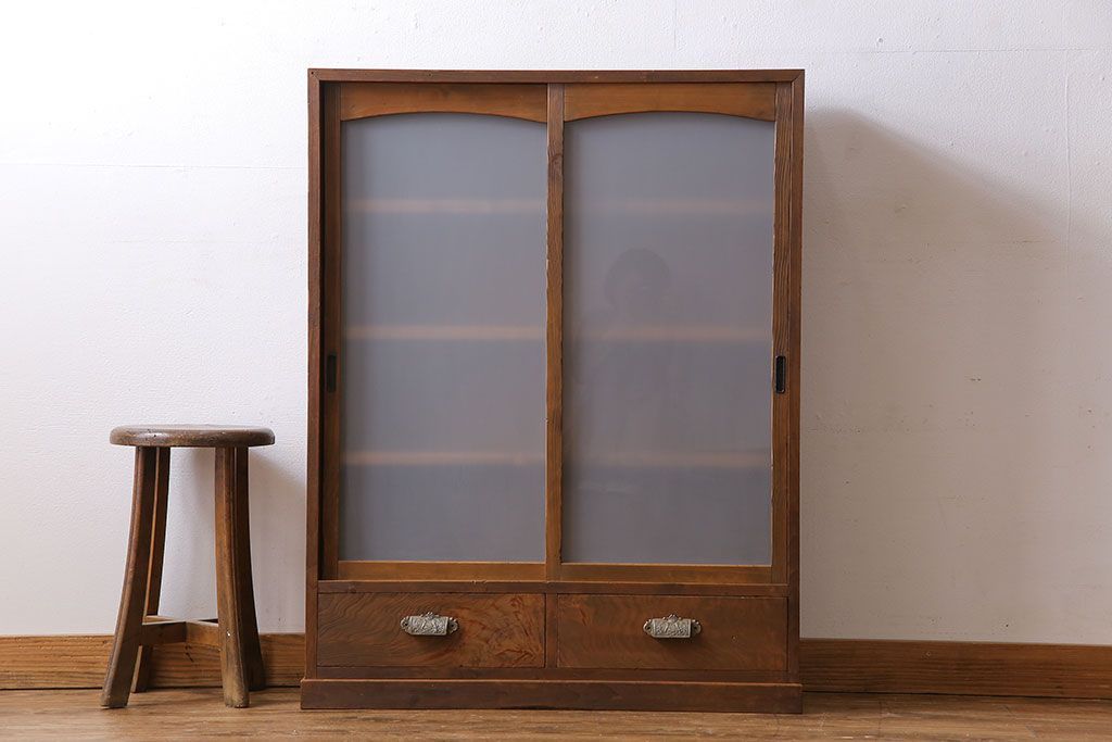 レトロ家具　和製アンティーク　レトロな雰囲気漂う薄型の本棚(戸棚、収納棚)