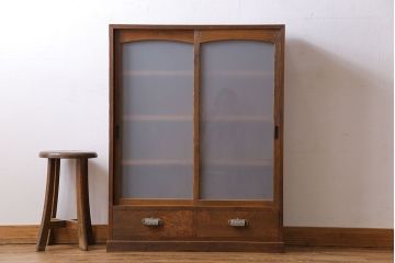 レトロ家具　和製アンティーク　レトロな雰囲気漂う薄型の本棚(戸棚、収納棚)