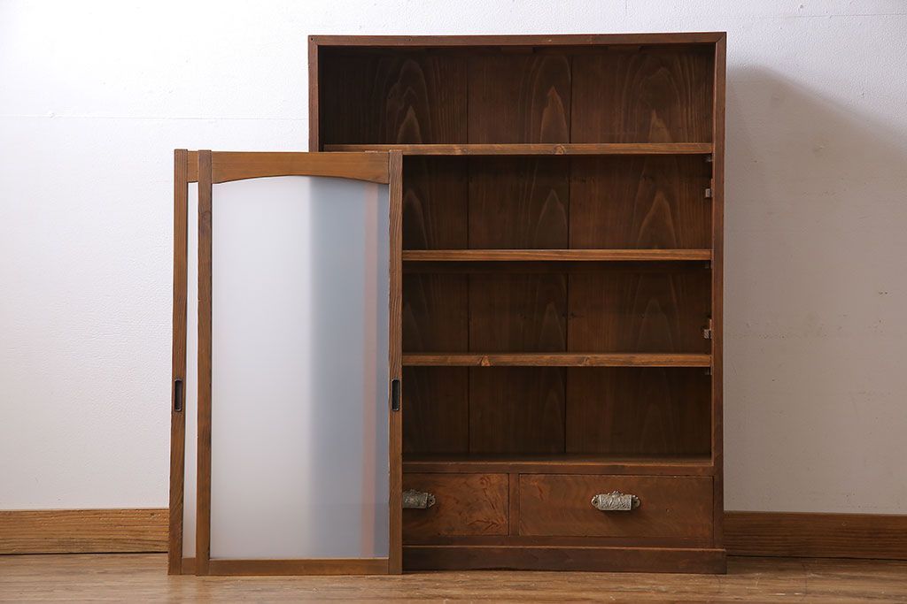 レトロ家具　和製アンティーク　レトロな雰囲気漂う薄型の本棚(戸棚、収納棚)