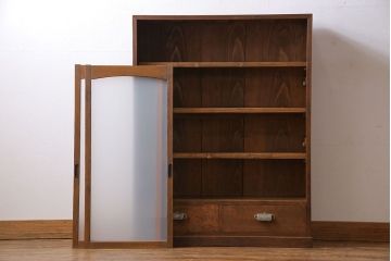 レトロ家具　和製アンティーク　レトロな雰囲気漂う薄型の本棚(戸棚、収納棚)