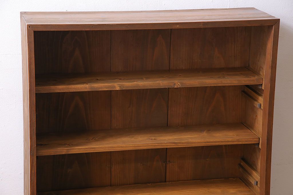 レトロ家具　和製アンティーク　レトロな雰囲気漂う薄型の本棚(戸棚、収納棚)