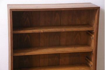 レトロ家具　和製アンティーク　レトロな雰囲気漂う薄型の本棚(戸棚、収納棚)