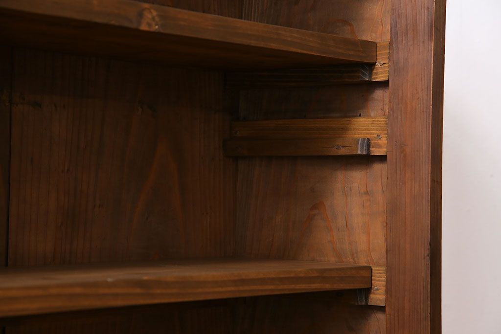 レトロ家具　和製アンティーク　レトロな雰囲気漂う薄型の本棚(戸棚、収納棚)