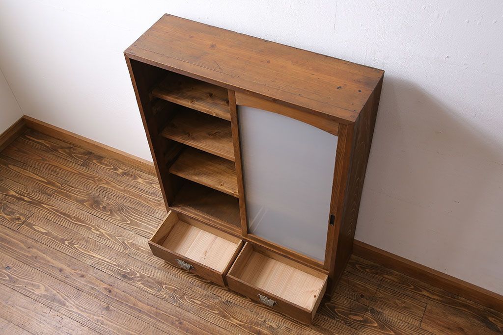 レトロ家具　和製アンティーク　レトロな雰囲気漂う薄型の本棚(戸棚、収納棚)