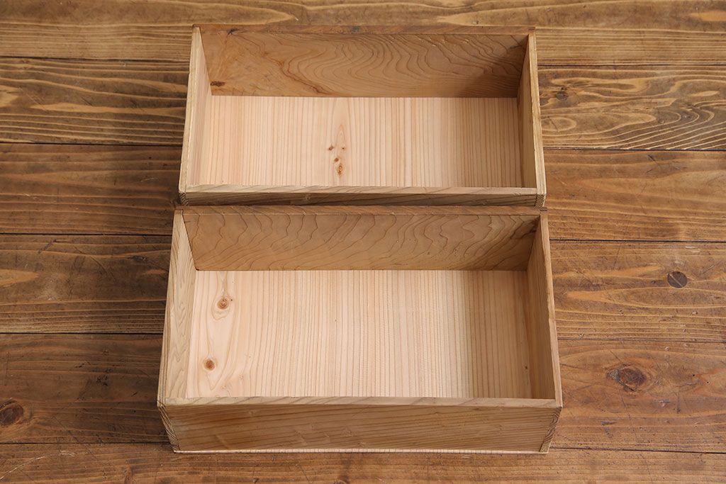 レトロ家具　和製アンティーク　レトロな雰囲気漂う薄型の本棚(戸棚、収納棚)