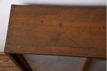 レトロ家具　和製アンティーク　レトロな雰囲気漂う薄型の本棚(戸棚、収納棚)