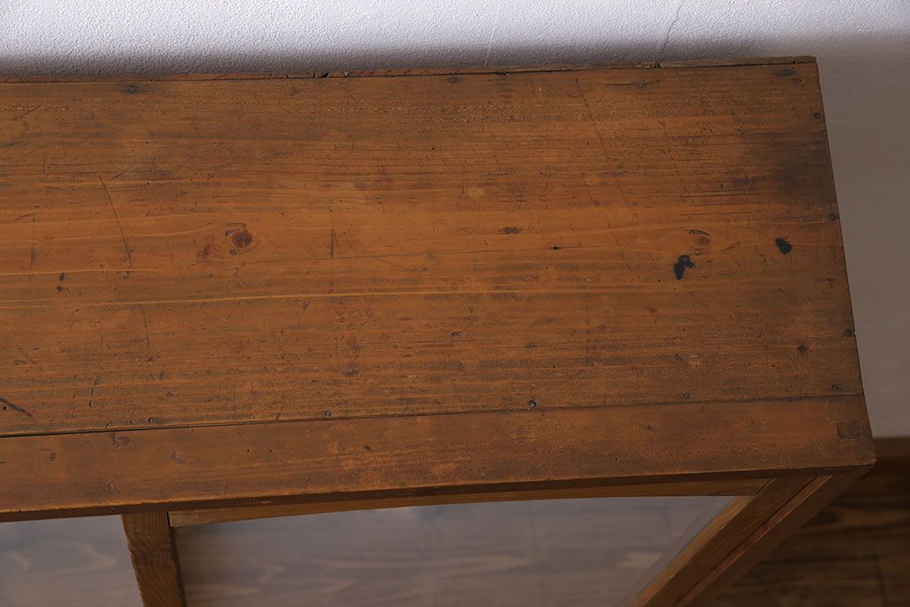 レトロ家具　和製アンティーク　レトロな雰囲気漂う薄型の本棚(戸棚、収納棚)