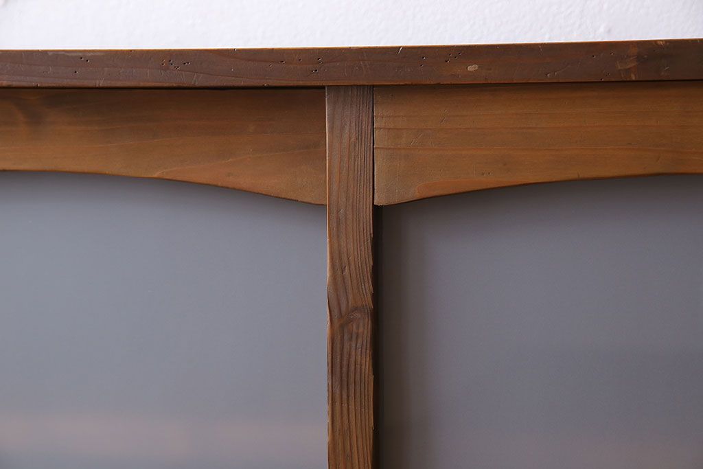 レトロ家具　和製アンティーク　レトロな雰囲気漂う薄型の本棚(戸棚、収納棚)