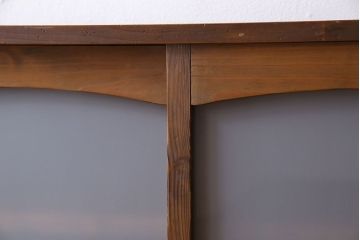 レトロ家具　和製アンティーク　レトロな雰囲気漂う薄型の本棚(戸棚、収納棚)