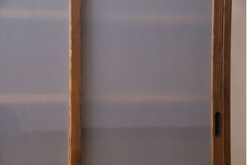 レトロ家具　和製アンティーク　レトロな雰囲気漂う薄型の本棚(戸棚、収納棚)