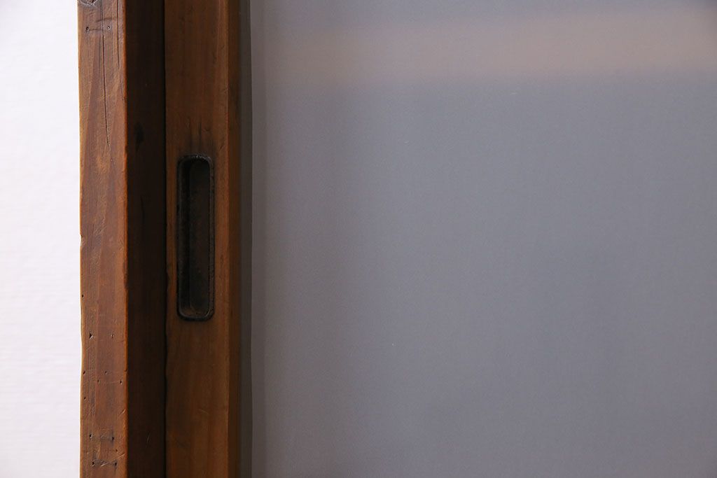 レトロ家具　和製アンティーク　レトロな雰囲気漂う薄型の本棚(戸棚、収納棚)