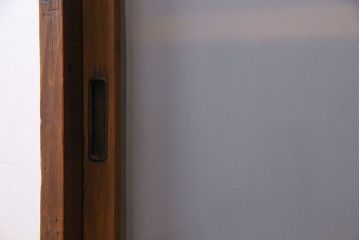 レトロ家具　和製アンティーク　レトロな雰囲気漂う薄型の本棚(戸棚、収納棚)