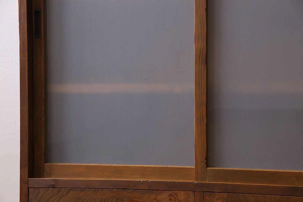 レトロ家具　和製アンティーク　レトロな雰囲気漂う薄型の本棚(戸棚、収納棚)