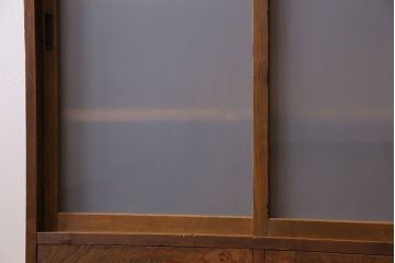 レトロ家具　和製アンティーク　レトロな雰囲気漂う薄型の本棚(戸棚、収納棚)