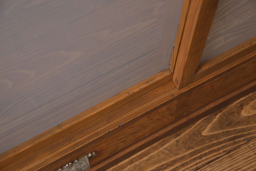 レトロ家具　和製アンティーク　レトロな雰囲気漂う薄型の本棚(戸棚、収納棚)