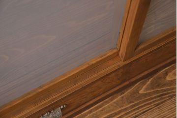 レトロ家具　和製アンティーク　レトロな雰囲気漂う薄型の本棚(戸棚、収納棚)