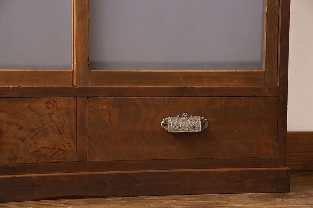 レトロ家具　和製アンティーク　レトロな雰囲気漂う薄型の本棚(戸棚、収納棚)