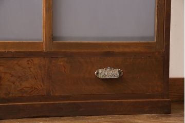 レトロ家具　和製アンティーク　レトロな雰囲気漂う薄型の本棚(戸棚、収納棚)