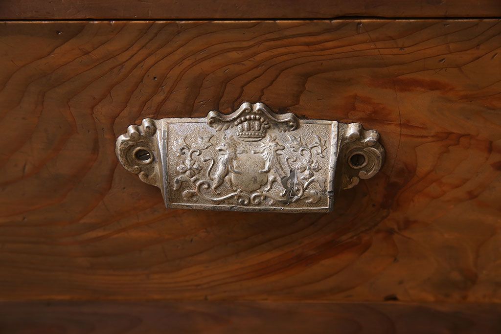 レトロ家具　和製アンティーク　レトロな雰囲気漂う薄型の本棚(戸棚、収納棚)