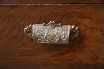 レトロ家具　和製アンティーク　レトロな雰囲気漂う薄型の本棚(戸棚、収納棚)