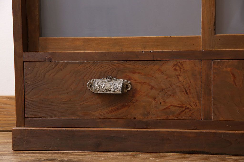 レトロ家具　和製アンティーク　レトロな雰囲気漂う薄型の本棚(戸棚、収納棚)