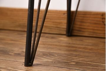 レトロ家具　昭和レトロ　天板一枚板　木の質感が味わい深い朴の木の鉄脚テーブル(飾り台)