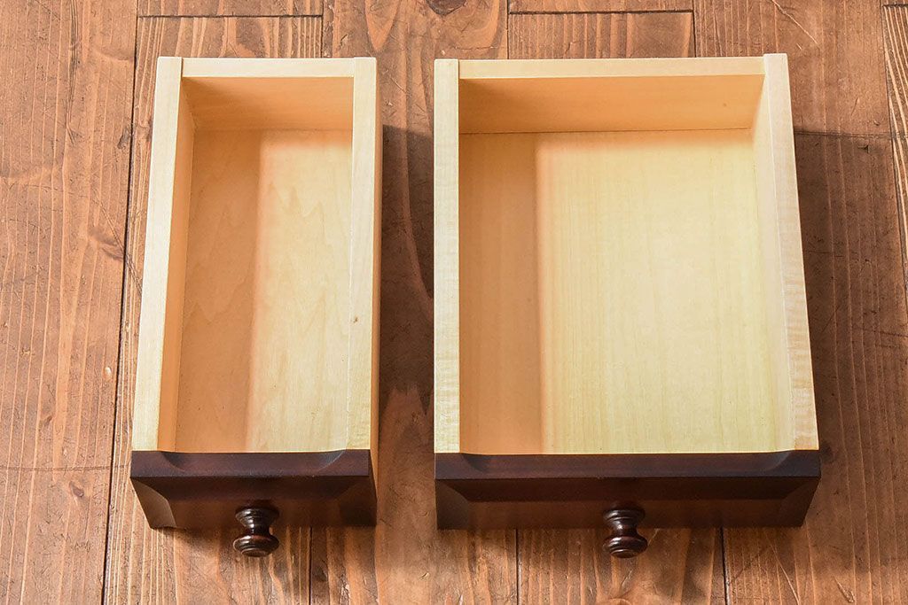 中古　北海道民芸家具　絶版品　赤みがかった色合いが魅力的な小引き出し(整理箱、チェスト)(1)