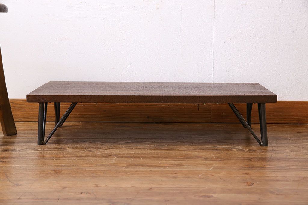 アンティーク家具　和製アンティーク　古い木の鉄脚ローテーブル(飾り台、テレビ台)(1)