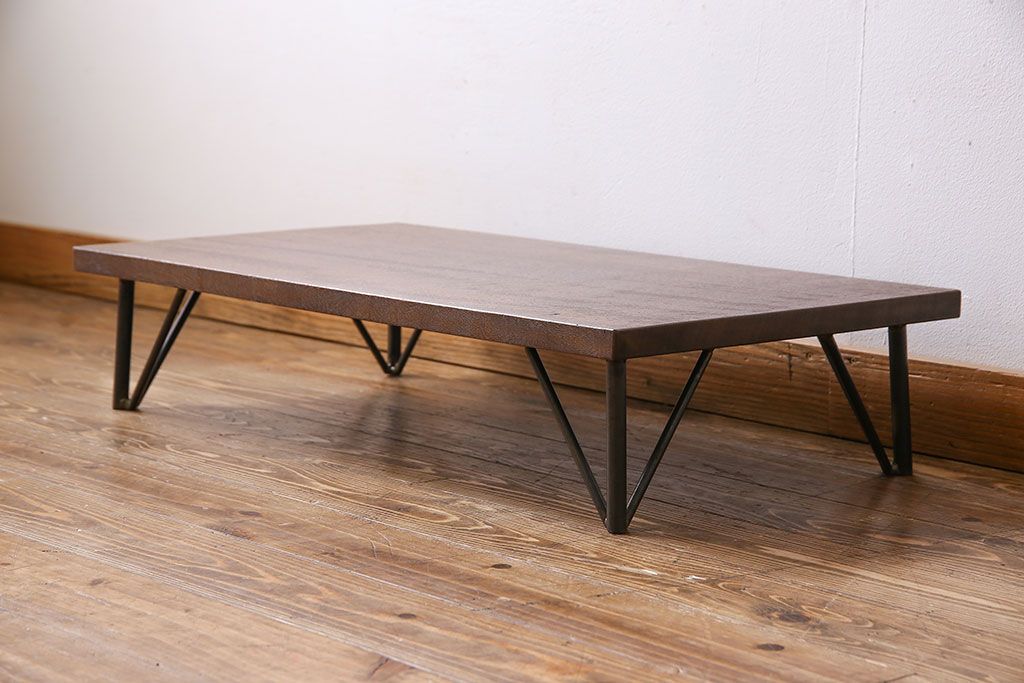 アンティーク家具　和製アンティーク　古い木の鉄脚ローテーブル(飾り台、テレビ台)(1)