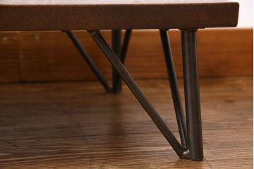 アンティーク家具　和製アンティーク　古い木の鉄脚ローテーブル(飾り台、テレビ台)(1)